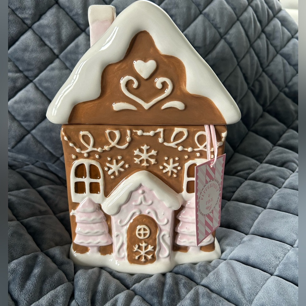 NWT Hand painted Peppermint and Pine Viral Gingerbread House